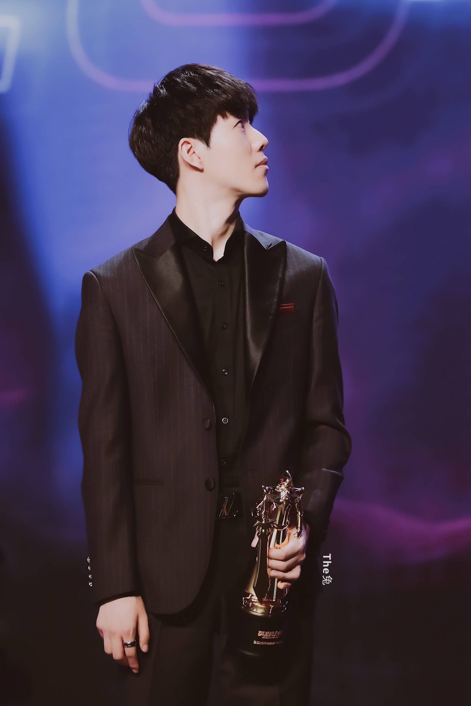 两端表现出 两端表现出